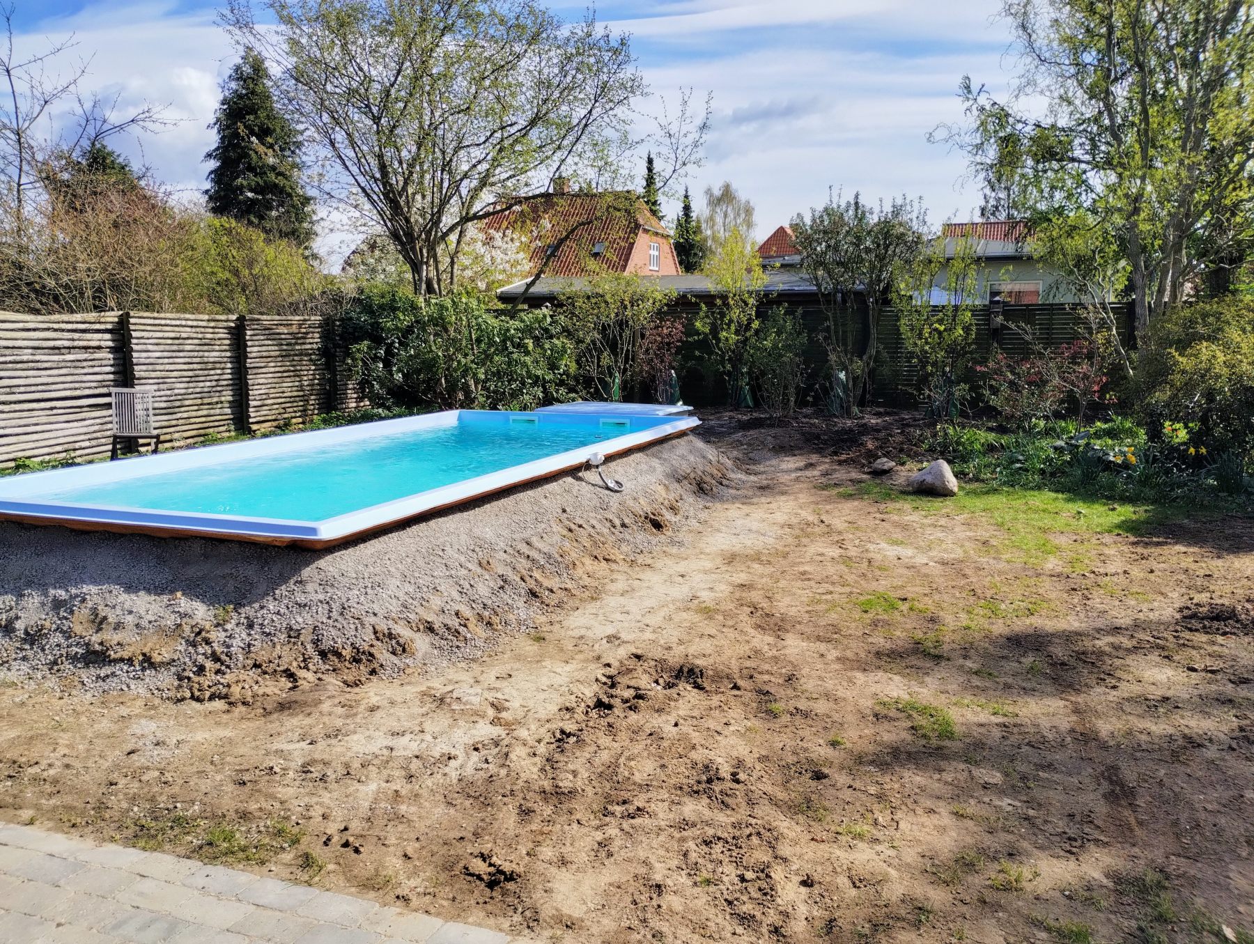 Pool netop installeret, have endnu ikke færdig