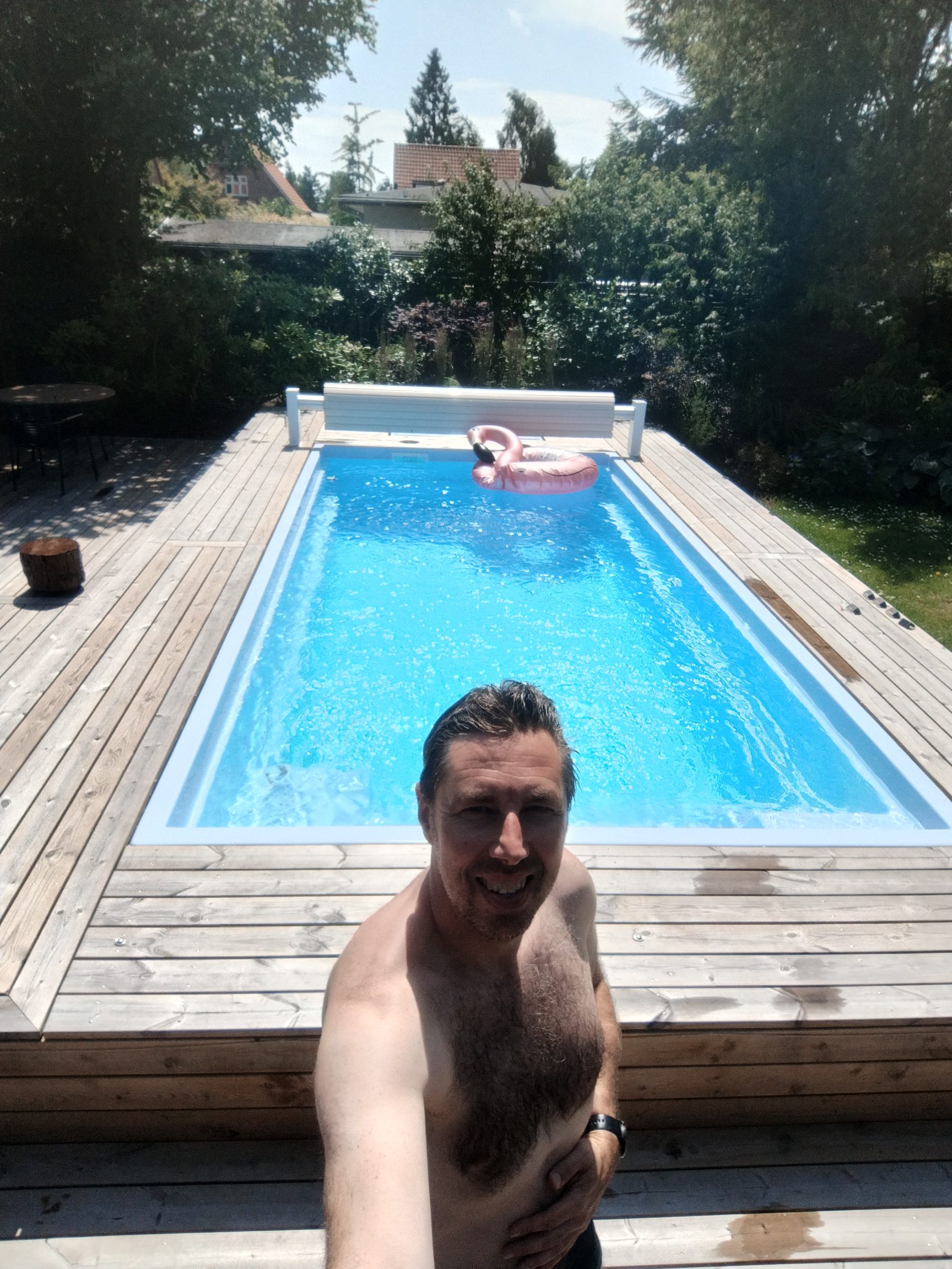 Glad poolejer foran den færdige pool