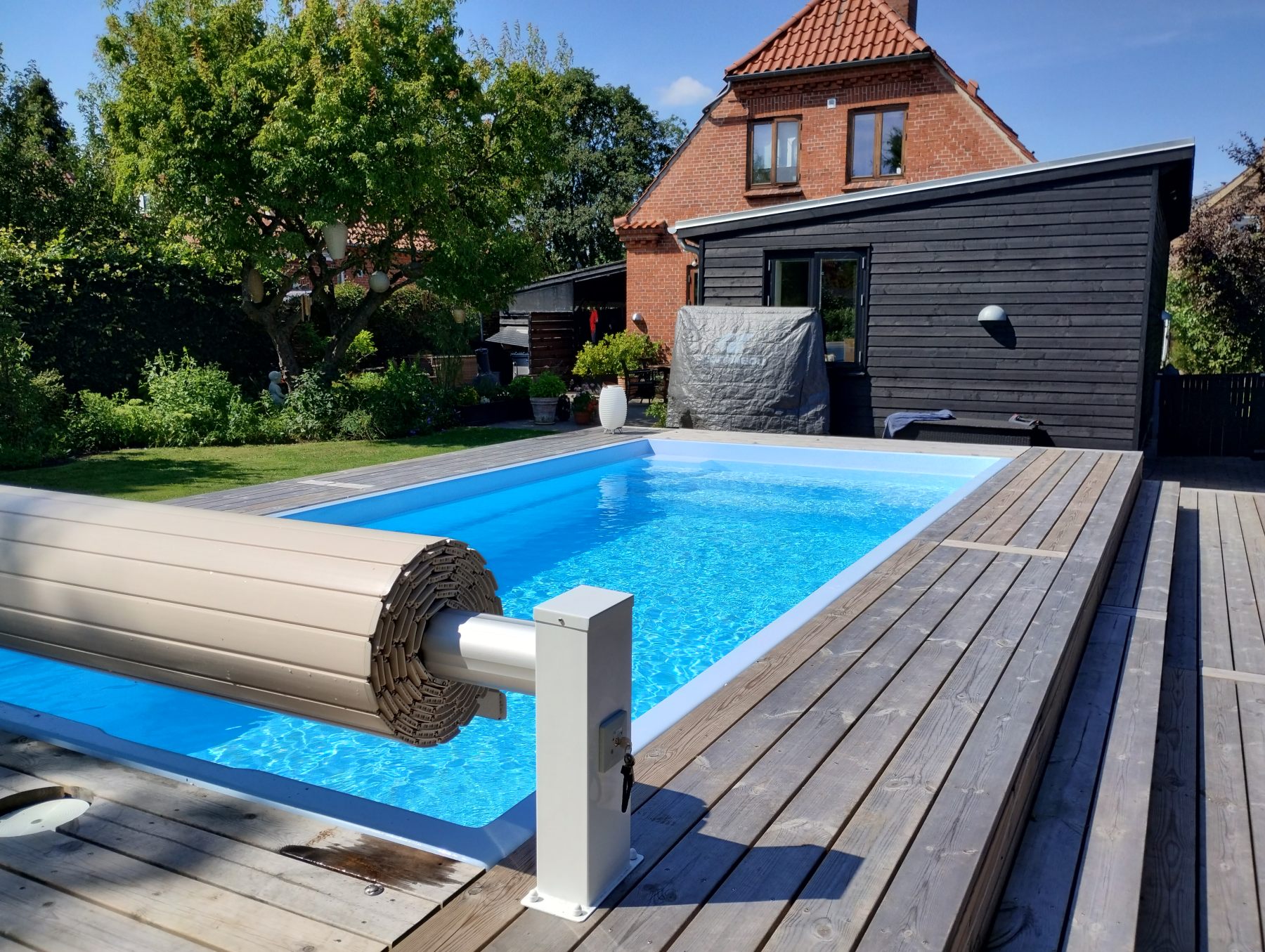 Pool med automatisk cover-rulle